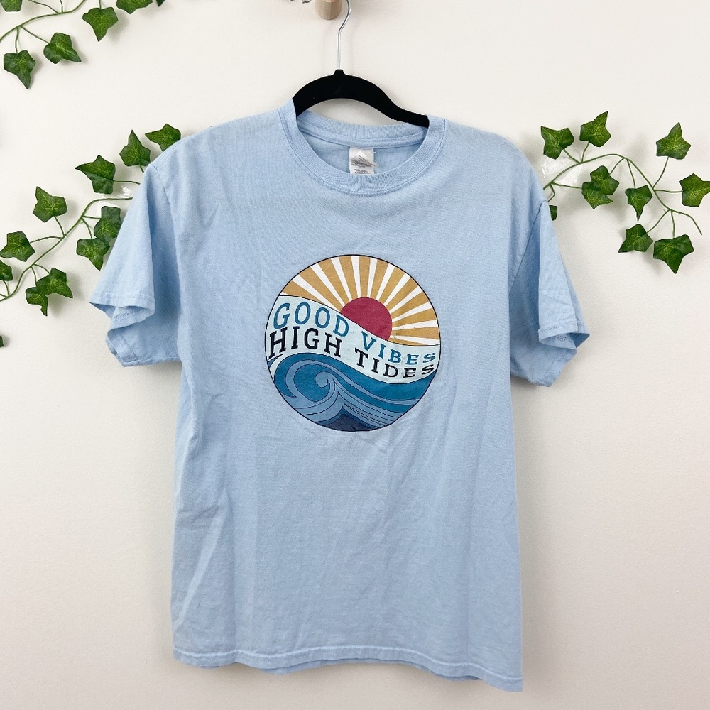 Good vibes high tides blue beach graphic tee Sz M